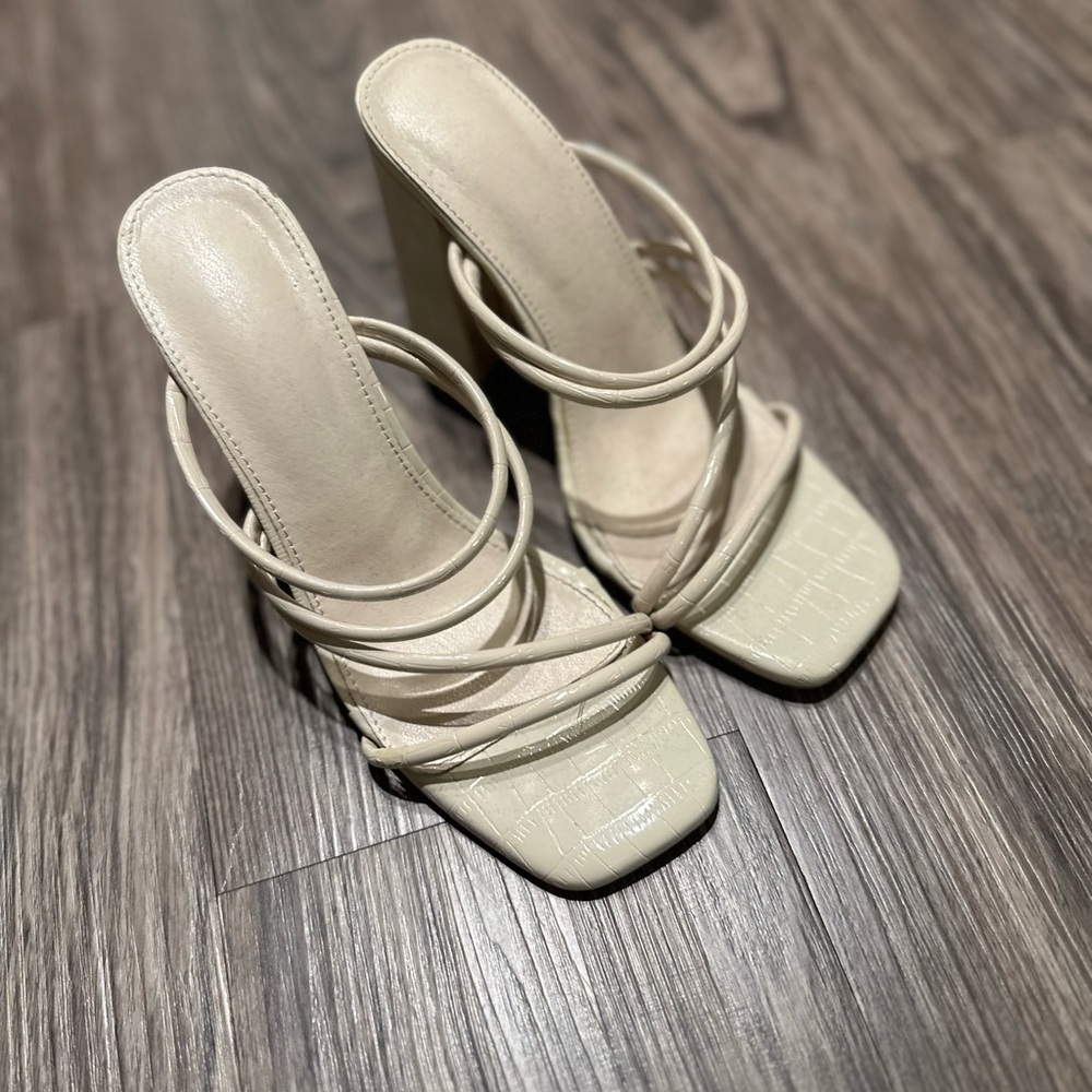 Strappy High heel in color beige , true size 6. Super cute heels!